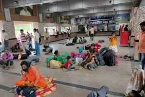 मुजफ्फरपुर-नरकटियागंज रेलखंड पर यह चार ट्रेनें रही रद्द, मोतिहारी में ट्रेन के इंतजार में सुबह से हो गई शाम  