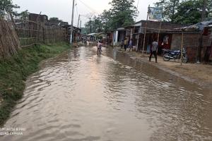 अतिक्रमण से नाला जाम, सड़क पर फैला पानी, प्रशासनिक उदासीनता से ग्रामीणों में आक्रोश