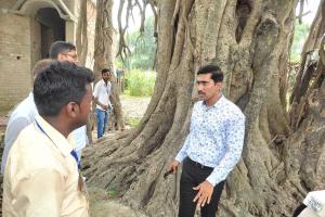 हरसिद्धि में एक्शन मोड में दिखे डीएम, बोले- अनियमितता बरतने वालों पर दर्ज होगी एफआईआर