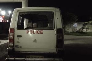 मोतिहारी में जमीन विवाद की जांच करने पहुंची पुलिस टीम पर हमला, दौड़ा-दौड़ा कर पीटा, वाहन किया क्षतिग्रस्त, किसी तरह बची जान…  