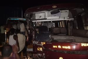 बिग ब्रेकिंग: मोतिहारी में कंटेनर से टकराई यात्रियों से भरी बस, एक दर्जन यात्री घायल, दो रेफर
