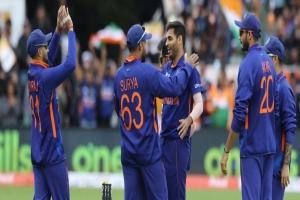 भुवनेश्वर कुमार ने टी-20 क्रिकेट में बनाया रिकॉर्ड, पावरप्ले में सर्वाधिक विकेट लेने वाले गेंदबाज बने