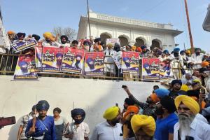 दरबार साहिब परिसर में गूंजे खालिस्तान जिंदाबाद के नारे,  भिंडरावाला और दीप सिद्धू का पोस्टर लहराया