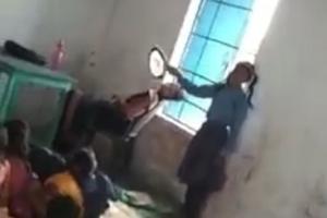 क्लास रूम में कुर्सी पर सोकर छात्रा से पंखा झेलवाने वाली शिक्षिका निलंबित