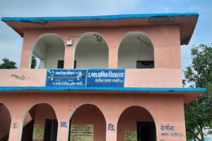 मोतिहारी में एमडीएम योजना का दो क्विंटल चावल की खरीदारी करते व्यापारी को ग्रामीणों ने पकड़ा