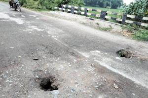मोतिहारी-शिवहर को जोड़ने वाली सड़क पर गहरे गड्‌ढे बन रहे हादसे का सबब, विभाग उदासीन