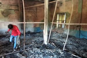 मोतिहारी में निजी स्कूल में हुई अगलगी की घटना में पांच लाख की संपति जलकर राख, गैस सिलेंडर फटने से गिरी दीवार