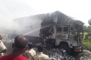 मौत बनकर टकराया कंटेनर: मोतिहारी में अनियंत्रित कंटेनर ने खड़ी ट्रक में मारी टक्कर, दो ने तोड़ा दम, एक गंभीर