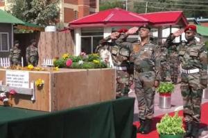 कश्मीर घाटी में शहीद खोजी कुत्ते 'एक्सल' को दी गई श्रद्धांजलि, कल होगा अंतिम संस्कार