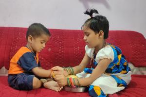 राखी बांध भाई-बहनों ने अटूट रिश्ते का त्योहार रक्षाबंधन धूमधाम से मनाया