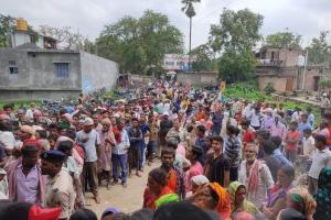 मोतिहारी में गोदाम पर खाद के लिए किसानों की उमड़ी भीड़, प्रशासन का छूटा पसीना