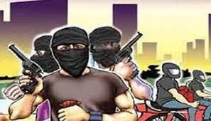 मोतिहारी में बैखौफ डकैतों ने मचाया तांडव, घर में घुसकर धारदार हथियार से किया हमला, लूटा