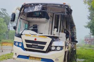 सड़क हादसा: ट्रेलर से टकराई बस, छह लोगों की गई जान