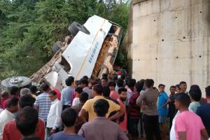 यात्रियों से भरी बस नदी में गिरी, पांच लोगों की मौत, कई घायल