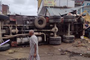 अनियंत्रित ट्रक की चपेट मे आने से तीन की मौत, चार घायल