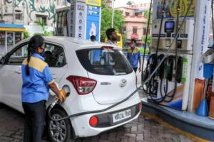  पेट्रोल-डीजल की कीमत स्थिर, कच्चे तेल की कीमत में गिरावट का सिलसिला जारी