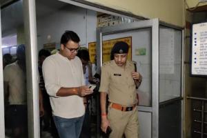 बारिश का कहर, दीवार गिरने से सात मासूम सहित दस की मौत