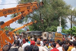 बिग ब्रेकिंग: मोतिहारी में ऑटो पर पलटा बालू लदा ट्रक, कई दबे, चार महिला समेत पांच की मौत