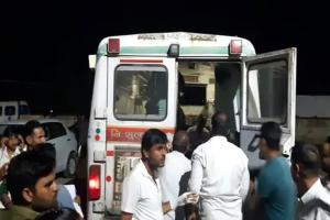 आमने-सामने भिड़ी दो बाइक, फिर बस ने सात लोगों को रौंदा, चार की मौत