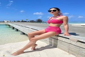 मालदीव में छुट्टियां इंजॉय कर रही मौनी रॉय ने फिर शेयर कीं हॉट तस्वीरें