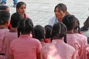 फिल्म अभिनेत्री प्रियंका चोपड़ा प्राथमिक विद्यालयों के बच्चों से मिलीं