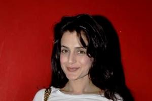 मुश्किल में है बॉलीवुड एक्ट्रेस अमीषा पटेल, कोर्ट ने जारी किया वारंट