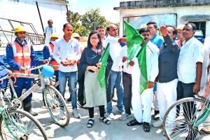 कोटवा में स्वच्छता कर्मियों को हरी झंडी दिखाकर किया रवाना