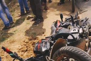 अनियंत्रित पल्सर बाइक पोल से टकराई,25 वर्षीय युवक की घटनास्थल पर मौत