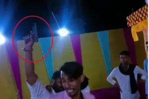 मोतिहारी में तमंचे के नोक पर नर्तकी की संग युवक का डांस वायरल