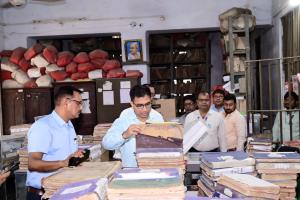 डीएम ने मोतिहारी जिला अभिलेखागार कार्यालय का किया औचक निरीक्षण