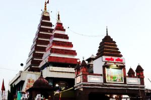 बैंक की जगह महावीर मंदिर में दो हजार के नोट को खपा रहे लोग