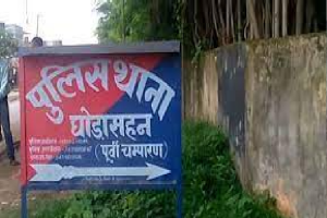 घोड़ासहन में दिनदहाड़े किराना दुकानदार से एक लाख की लूट, तीन हथियारबंद बदमाश फरार