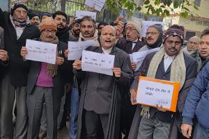 बांग्लादेश में हिंदुओं पर अत्याचार के विरोध में मोतिहारी कोर्ट परिसर में अधिवक्ताओं का जोरदार प्रदर्शन