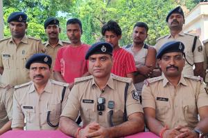 लग्जरी कार के तहखाने से 58.93 किलो गांजा बरामद, तीन गिरफ्तार