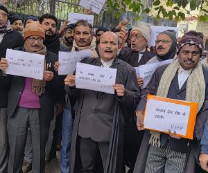 बांग्लादेश में हिंदुओं पर अत्याचार के विरोध में मोतिहारी कोर्ट परिसर में अधिवक्ताओं का जोरदार प्रदर्शन