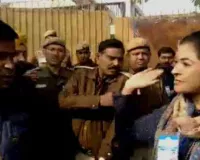 दिल्ली चुनाव: कांग्रेस प्रत्याशी अलका लांबा ने पोलिंग बूथ पर AAP कार्यकर्ता को मारा थप्पड़