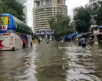 भारी बारिश से मुंबई में जनजीवन अस्त-व्यस्त, सड़क और रेल यातायात पर बुरा असर