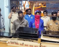 ढाका मे चोरी की इलेक्ट्रॉनिक सामान सहित तीन गिरफ्तार