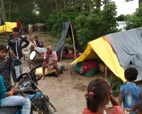 बाढ़ के पानी से प्रभावित ग्रामीणों ने ली बांध पर शरण