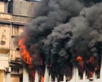 दक्षिण  कोलकाता की बहुमंजिली इमारत में लगी आग