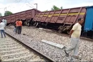 आगरा-दिल्ली रेल मार्ग पर मालगाड़ी के 5 डिब्बे पटरी से उतरे, कोई हताहत नहीं