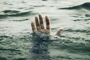 सुगौली में सिकरहना नदी मे डूबने से एक बच्चे की मौत,दो को ग्रामीणो ने बचाया