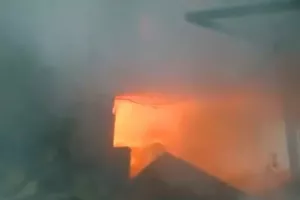 पटना के हथुआ मार्केट में लगी आग, कई दुकानें जलकर राख